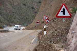 La mitad de la calzada de la carretera Torvizcón-Cádiar está inutilizable por los desprendimientos